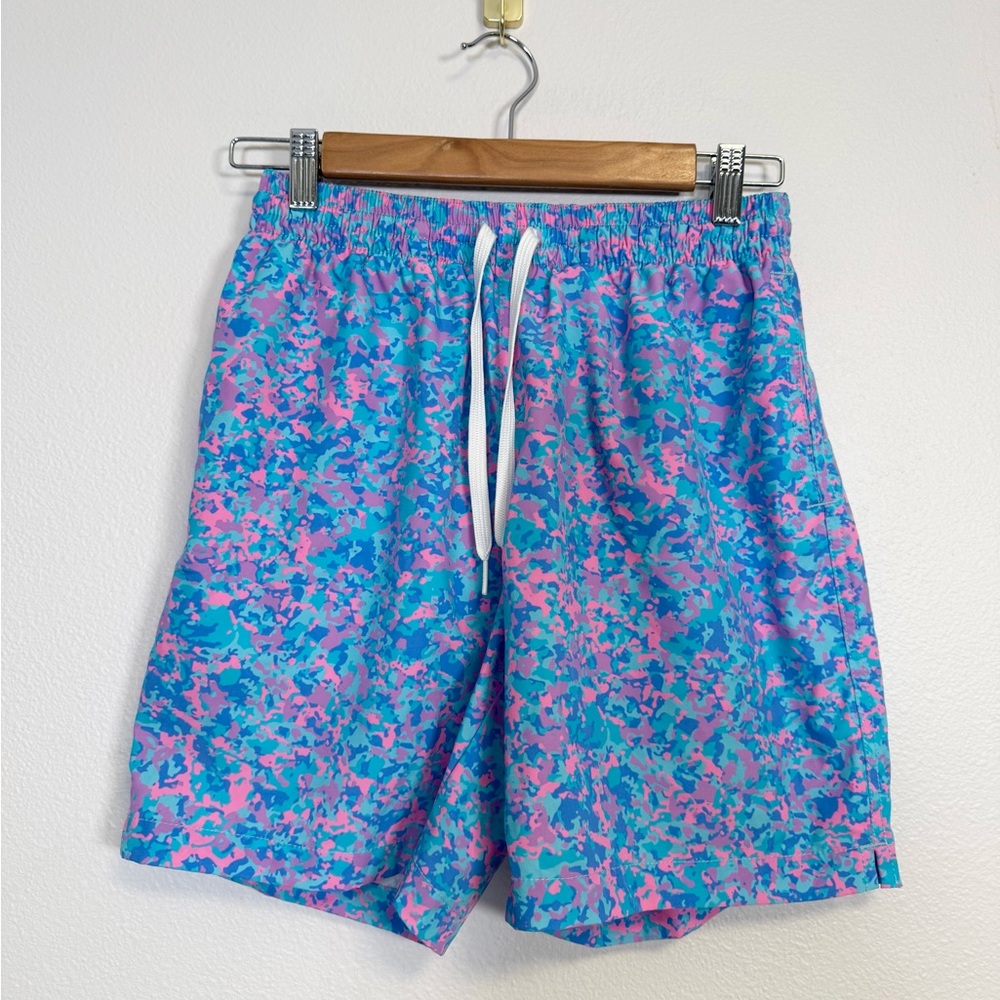 Chubbies 7” The Pinky Bluesters Swim Trunk
Drawstring shorts men’s Sz S